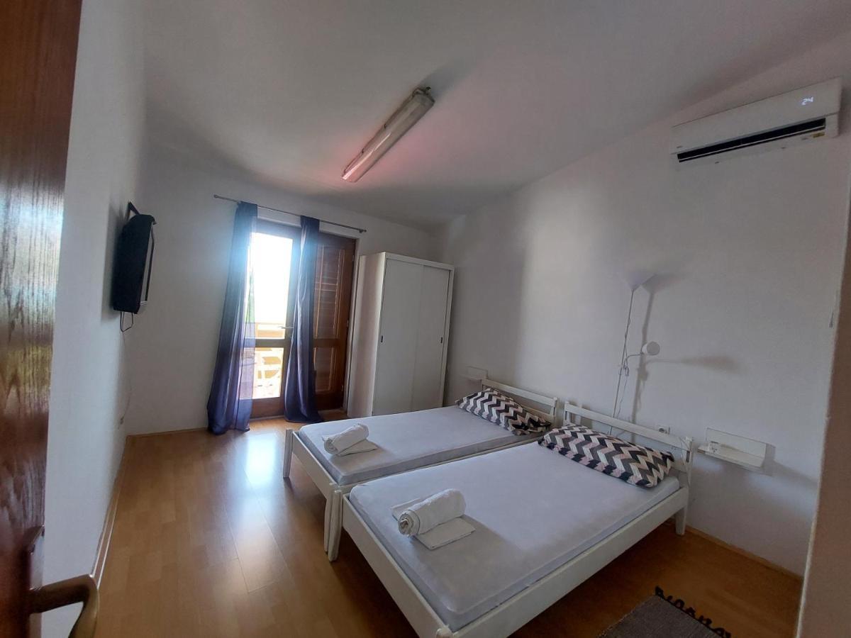 Studio-App Iva, Balcony With Sea View - 50 M From Beach Pag Town Exterior photo